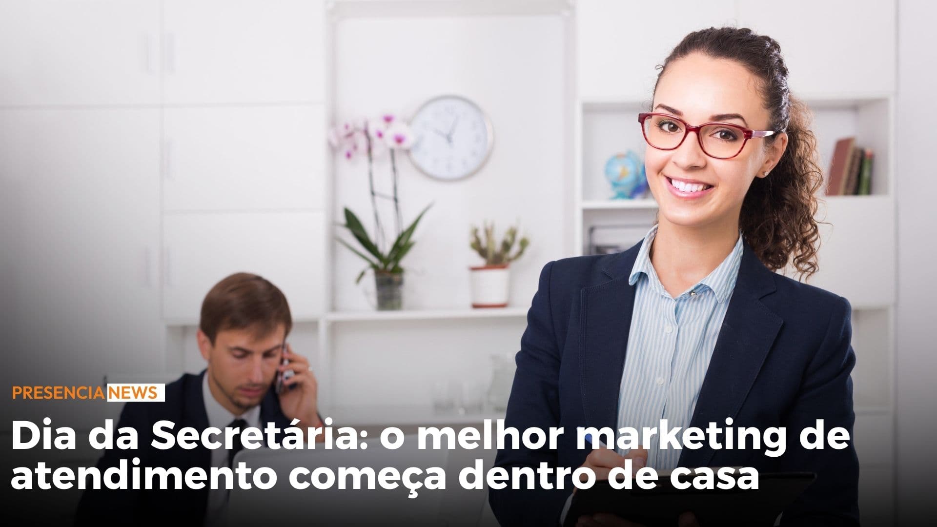 Uma secretária sorridente atendendo o telefone em uma recepção de escritório, representando o papel central do atendimento interno no Dia da Secretária